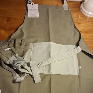 Hearth & Hand Kids Apron And Glove Set